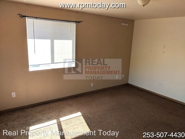 Building Photo - 1555-1557 W Railroad Ave