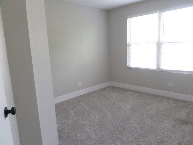 Building Photo - 4006 Oak Tree Ln
