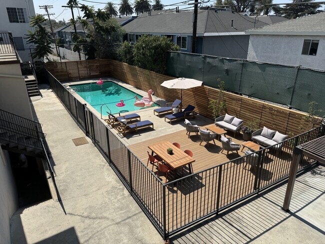 Piscina y terraza en la plaza - 1286 W Adams Blvd