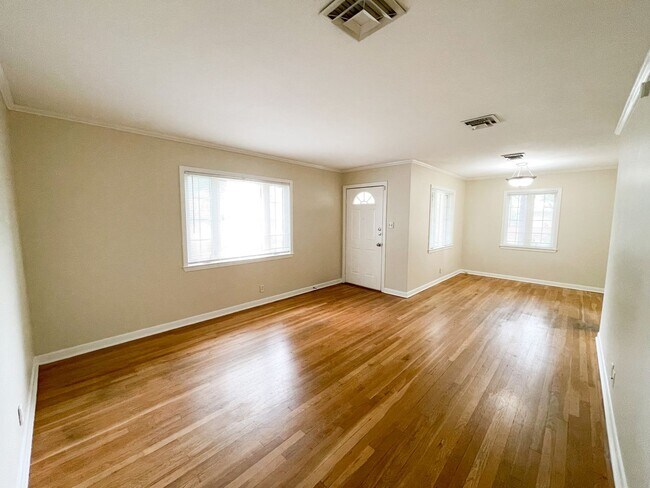 Foto del edificio - Crestview Charm: Spacious 3-BR Oasis with ...