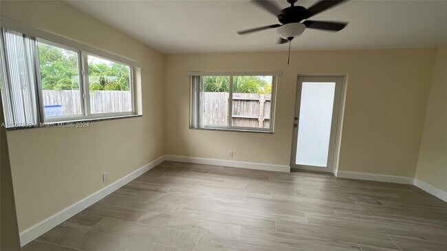 Building Photo - 2561 NE 10th Ct