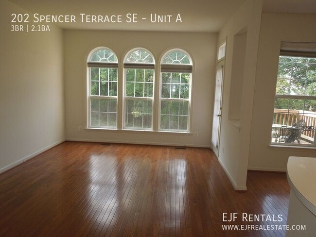 Foto del edificio - 202 Spencer Terrace SE