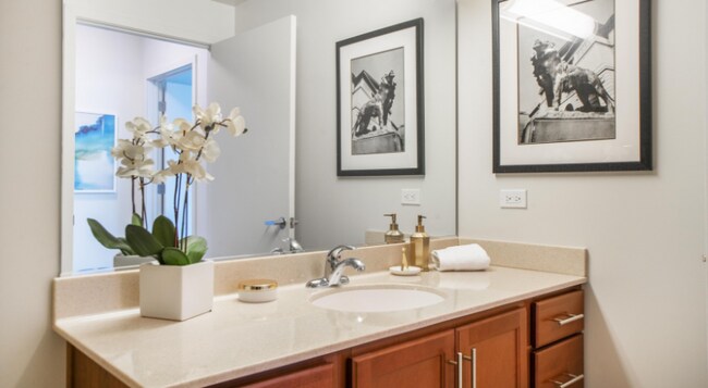 Building Photo - 557 W Kinzie St