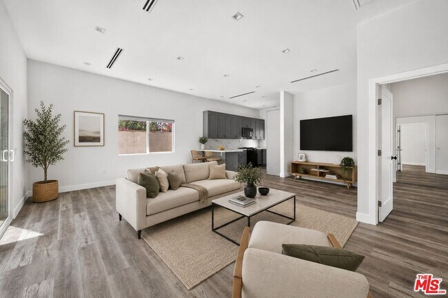 Foto del edificio - 6635 Riverton Ave