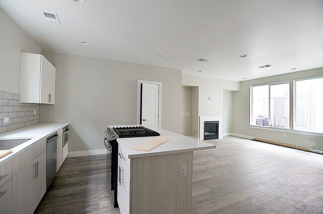 Foto del edificio - Town Home for Rent in Tennyson Neighborhoo...