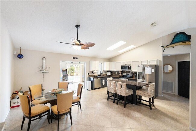 Foto del edificio - 279 SW Glenwood Dr