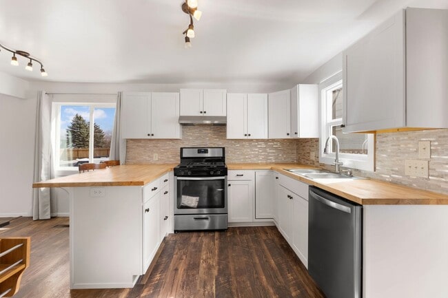 Building Photo - Charming Bungalow in Evergreen