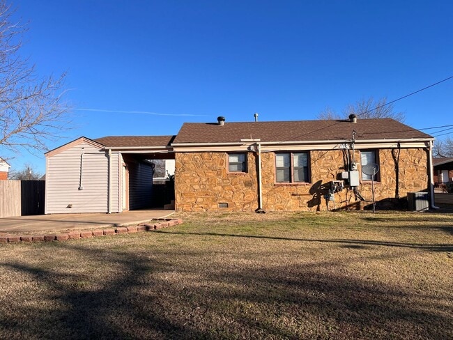 Building Photo - 3 Bed 1 Bath in Midwest City!
