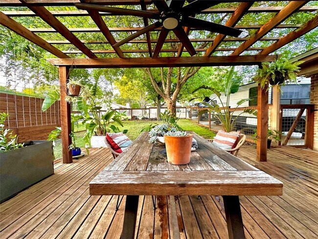 Foto del edificio - 1101 Stoneoak Ln