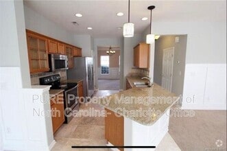 Building Photo - 6033 Queens Walk Ct