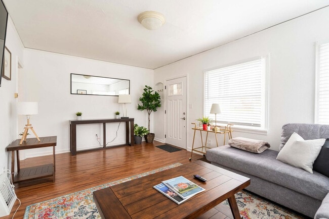 Building Photo - 825 SE 49th Ave