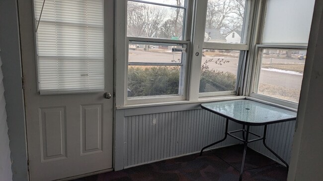 Building Photo - 2 Bedroom/1.25 bath house with large kitch...