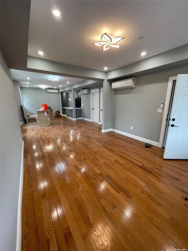 Building Photo - 9530 Van Wyck Expy
