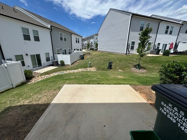 Building Photo - Three bedroom 2.5 bath townhome