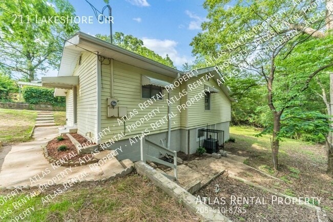 Building Photo - 211 Lakeshore Cir