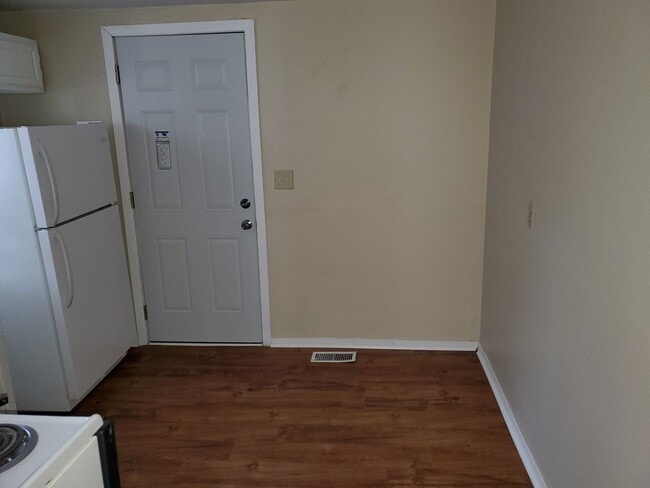 Building Photo - 2 bedroom 1 bath house