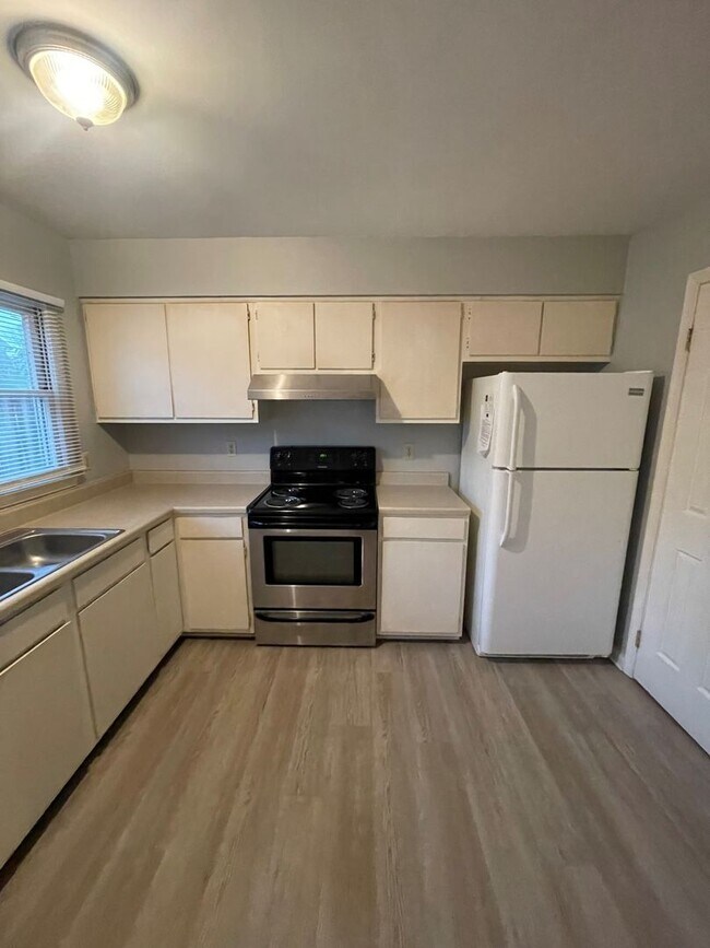 Building Photo - 608 W Church St