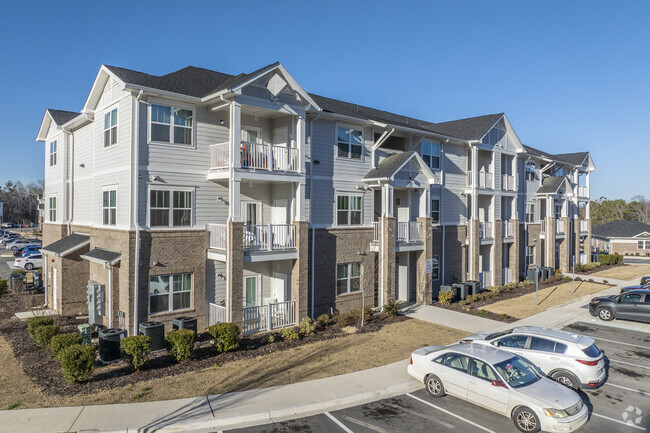 Building Photo - Garden Lakes