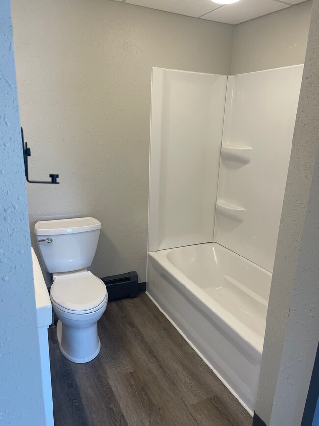 Full Bath - 112 W 1st St