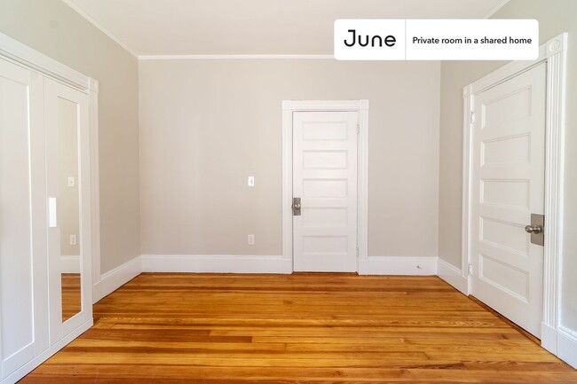 Building Photo - Private bedroom in 5 bed/2 bath Home