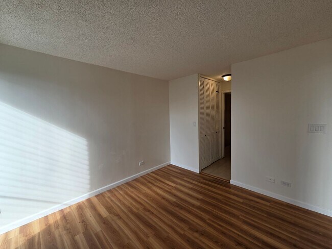 Foto del edificio - 1 bed, 1 bath, 1 parking Available for Rent in the Kapiolani manor