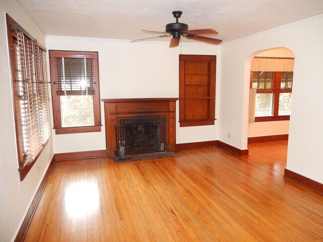 Building Photo - MIDTOWN Charmer! 3/2 w/ Wood Floors, Huge ...