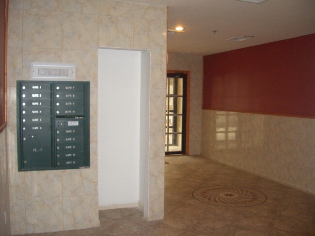 Foto del vestíbulo - 906 E 180th St