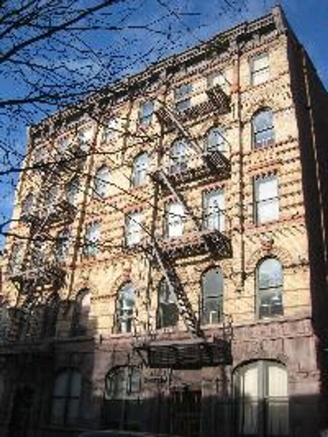 Foto del edificio - 225 W 10th St