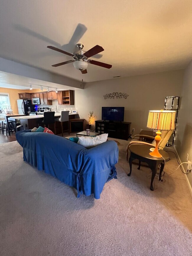 Building Photo - 5715 Vinca Ln