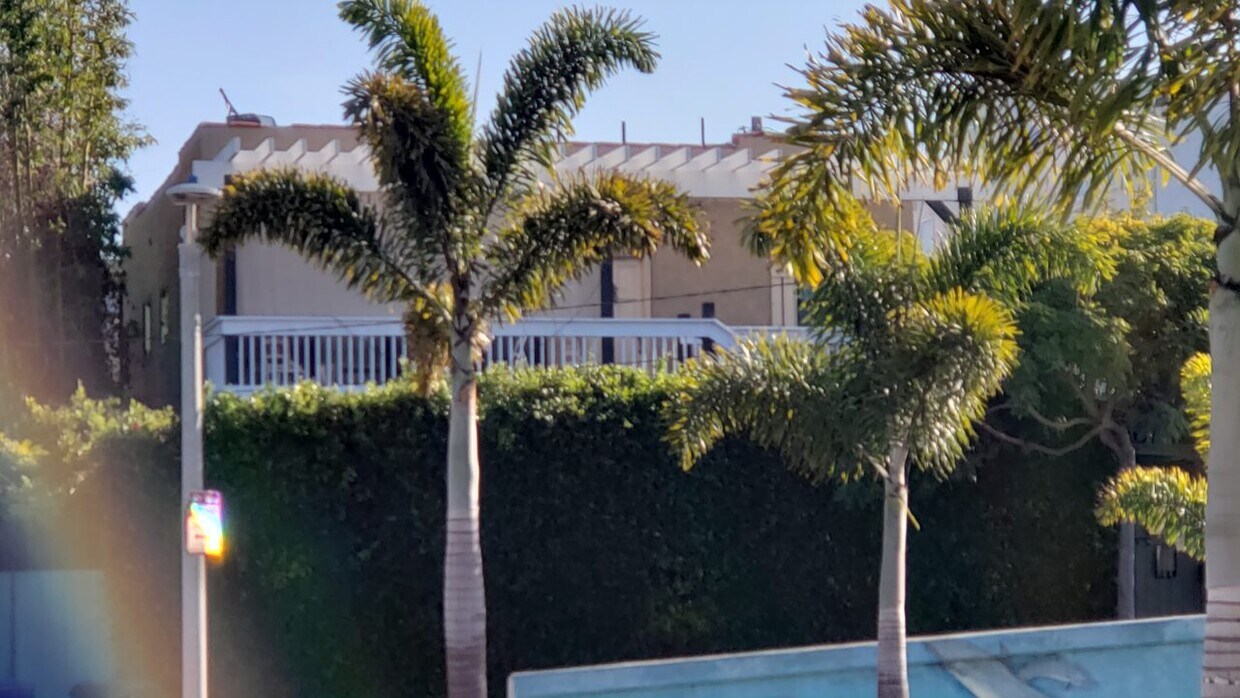 Front - 424 Ocean Park Blvd