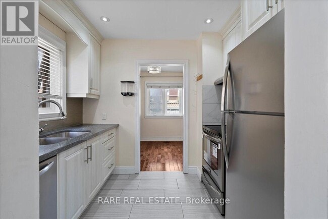 Building Photo - 148 Town House Crescent