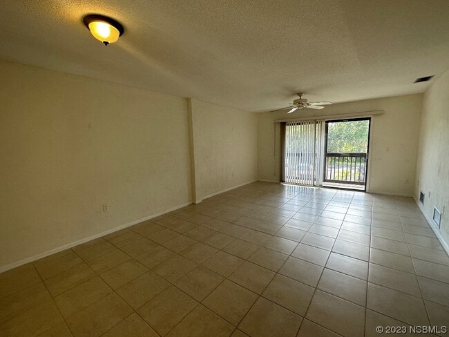 Building Photo - 3800 Saxon Dr