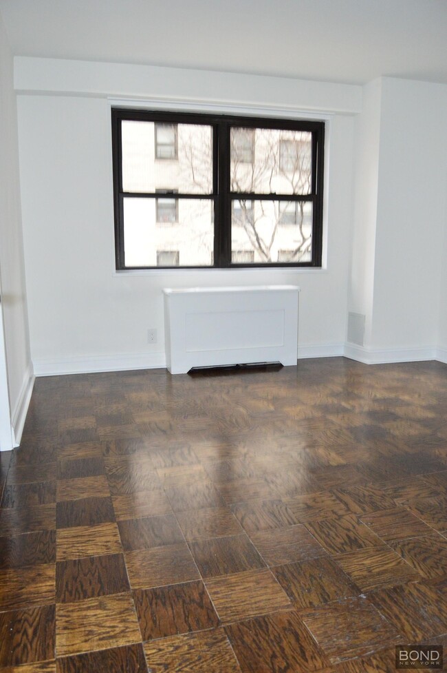 Building Photo - 400 E 89th St