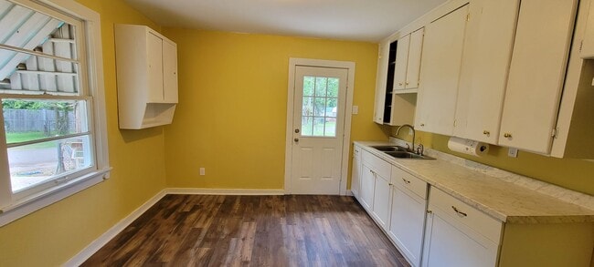 Building Photo - Gorgeous fully remodeled 3 bedroom/1&1/2 b...