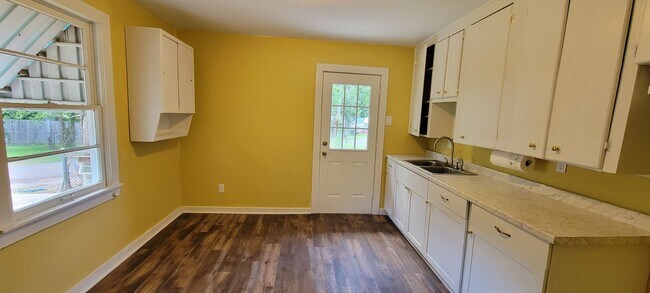 Foto del edificio - Gorgeous fully remodeled 3 bedroom/1&1/2 b...