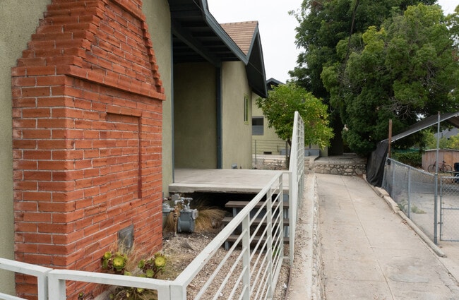 Driveway Side - 5423 Abbott Plz