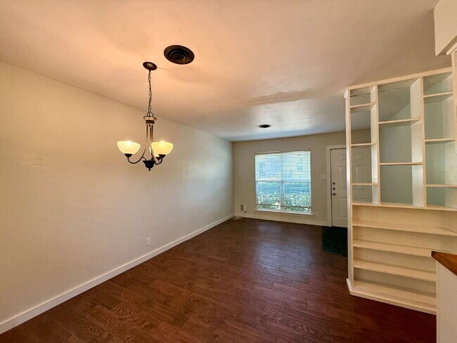 Foto del edificio - Updated 2-Bedroom Duplex in the Heart of C...