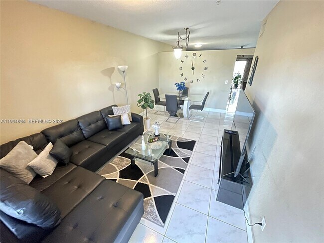 Foto del edificio - 6940 NW 179th St