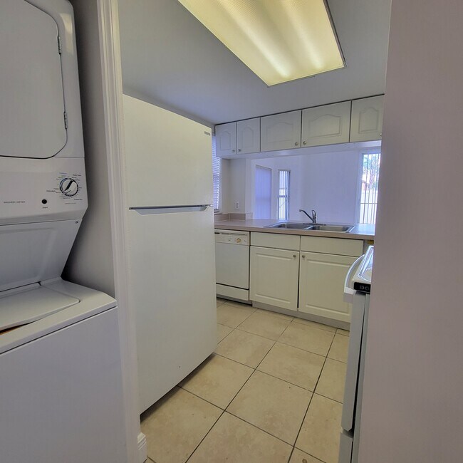 Foto del edificio - 739 Orchid Dr