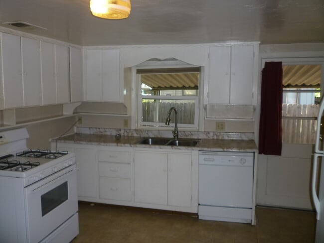 Building Photo - Cute 2 Bed 2 Bath!