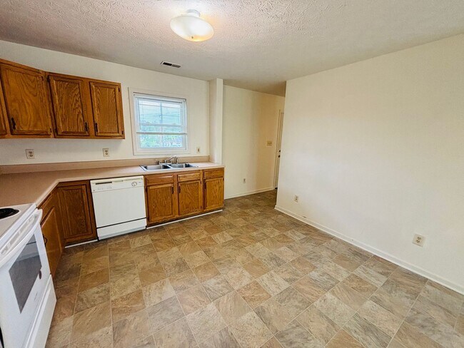 Building Photo - 3 Bedroom 2.5 Half Bath Townhouse