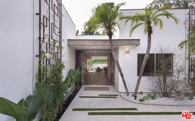 Foto del edificio - 2213 Roscomare Rd