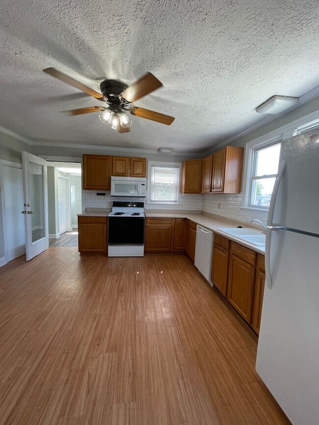 Foto del edificio - SINGLE FAMILY HOME Available August 1st!