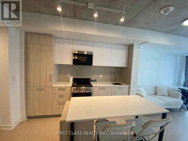 Building Photo - 65 Mutual St