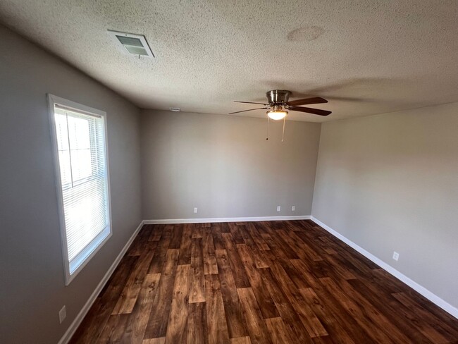Building Photo - 3 Bed Home Rent Ready