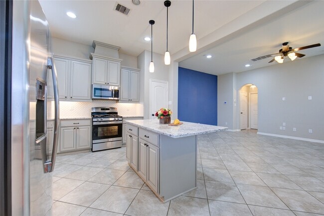 Foto del edificio - 12130 La Strada St