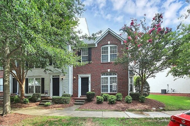 Foto del edificio - 2BD/2.5BA End Unit Townhome in Blakeney Greens!