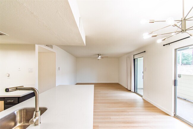 Foto del edificio - 14555 Wunderlich Dr