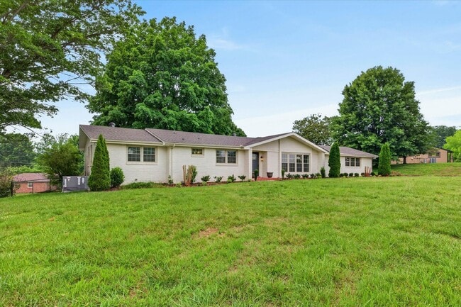 Building Photo - 3 Bedroom 3 Bath Home For Rent in Sango Area!