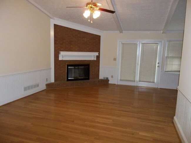 Building Photo - 396 Greenhaven Rd